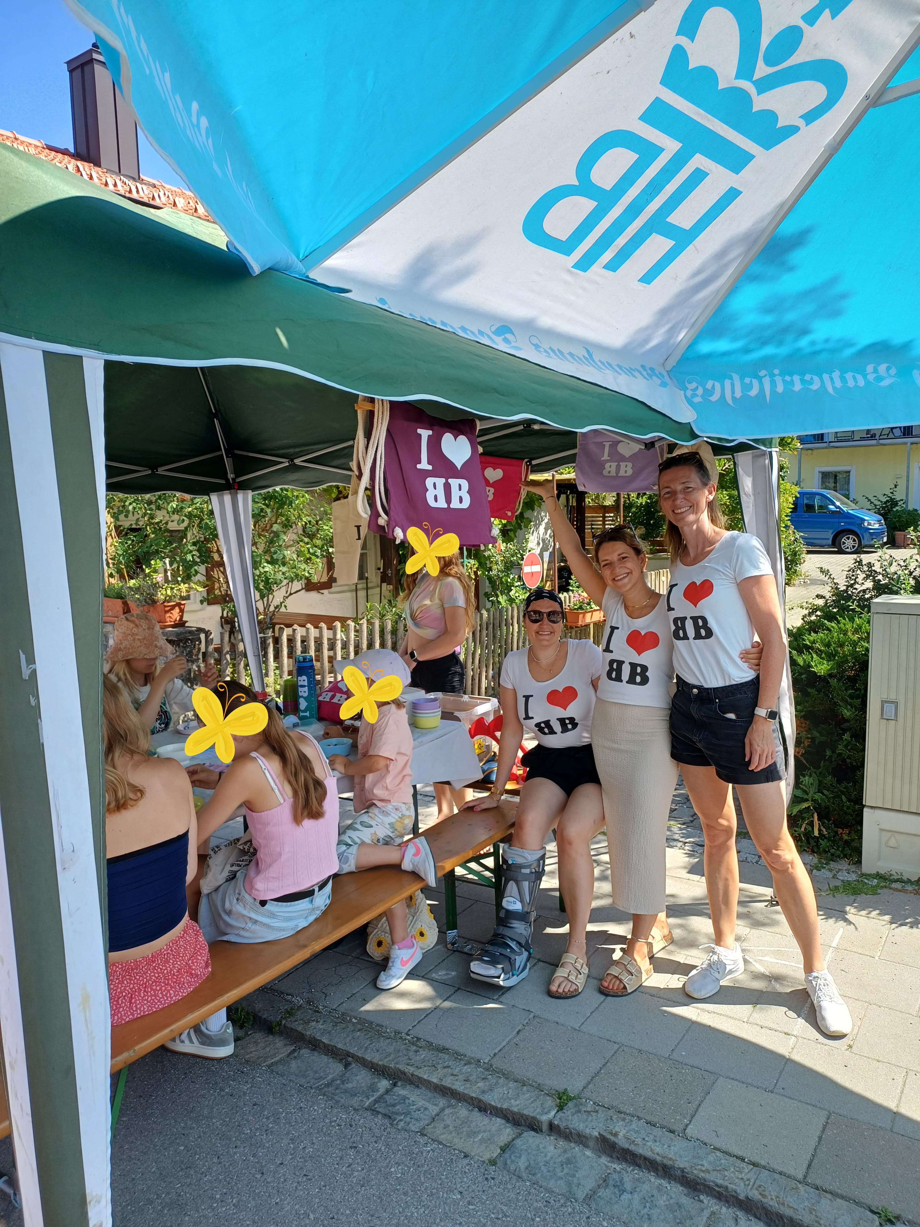 Trainerinnen an ihrem Perlen-Stand