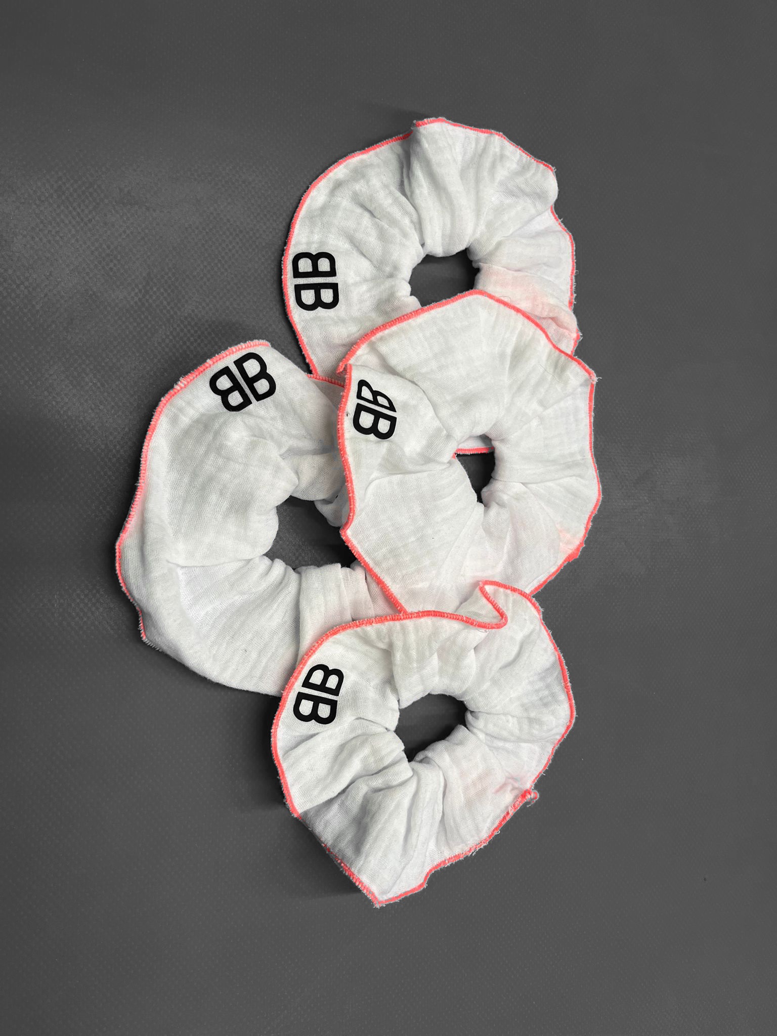 Weißes Scrunchie mit pinkem Rand. BB gespiegelt aufgebügelt. Für je 5 Euro