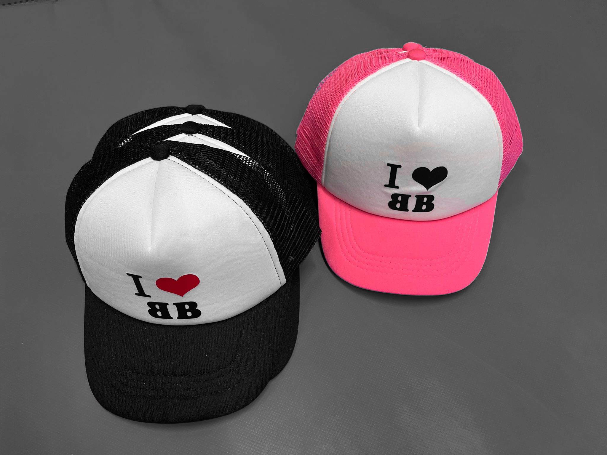 Cap in schwarz/weiß oder pink/weiß mit I love BB Schriftzug in der Mitte. Für je 10 Euro