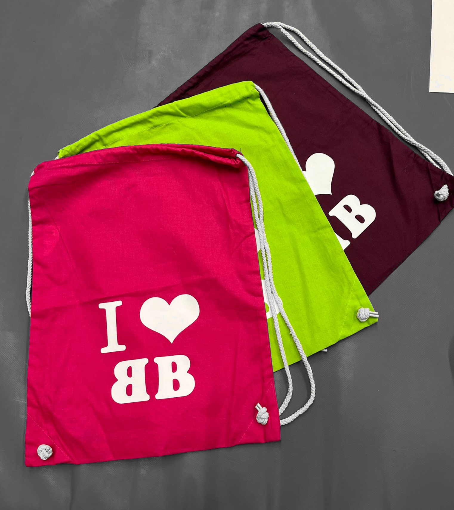 Turnbeutel in rot, grün oder weinrot. Großer I love BB Schriftzug mittig. Für Je 8 Euro