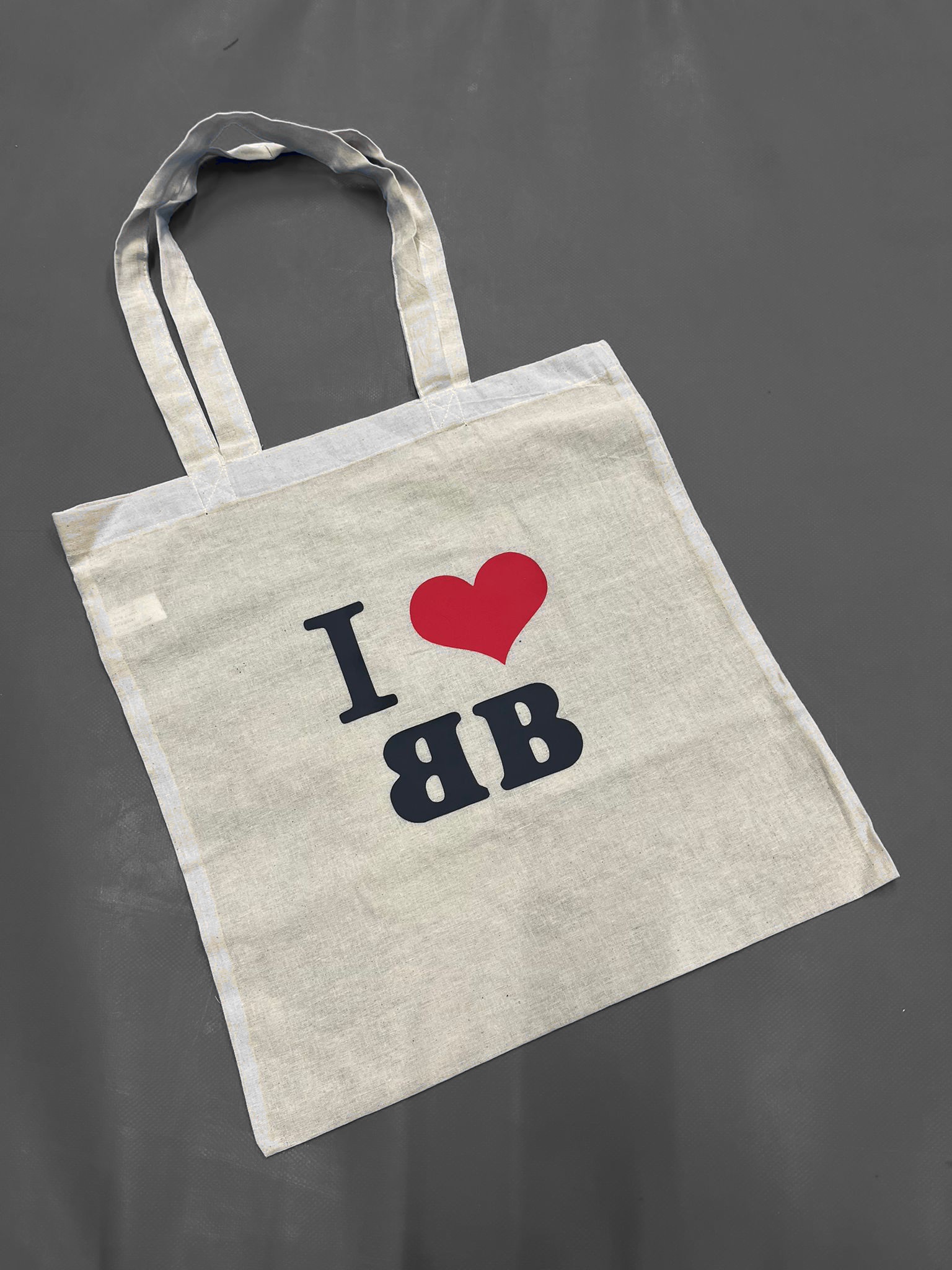 Jutetasche mit großem I love BB Schriftzug mittig. Für 5 Euro.